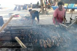 Mama Papua Olah Teripang di Kampung Mutus