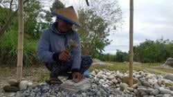 Sawah Terendam, Seorang Ibu Beralih Jadi Pemecah Batu