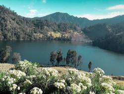 3 Danau Cantik Menawan di Atas Gunung Indonesia Incaran Para Pendaki