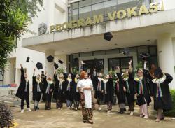 Haru Bahagia, Penerima Beasiswa UI Pemkab Serang Diwisuda