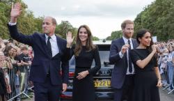 Momen Langka, Sapa Masyarakat Inggris Pangeran William dan Harry serta Istri Akrab Jalan Bersama