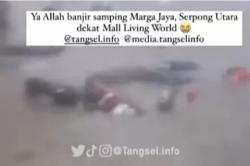 Viral Motor Parkir di Tepi Jalan Berjatuhan Usai Terseret Arus Banjir