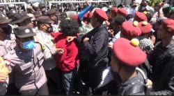 Ricuh, Demo Tolak Kenaikan BBM di Kupang