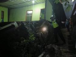 Akibat Intensitas Hujan Tinggi Sebuah Rumah di Garut Longsor