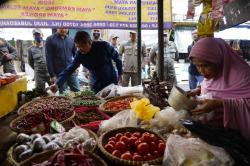 Cek Harga Beberapa Sembako, Bupati Garut Kunjungi Pasar Mandalagiri