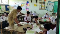 Guru Honorer Belikan Murid Perlengkapan Sekolah dengan Gajinya yang Hanya Rp 200 Ribu