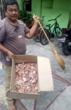 Uang Tabungan Untuk Daftar Haji Milik Samin di Solo Ludes Dimakan Rayap