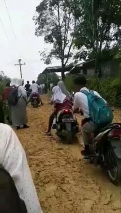 Siswa Tiga Sekolah Terpaksa Berjibaku Lintasi Jalan Rusak Menuju Sekolah di Labusel