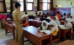 Kisah Guru Honorer Kediri yang Habiskan Gaji Rp200 Ribu Untuk Keperluan Belajar Siswa Miskin