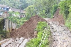 Wagub Jabar Tinjau dan Serahkan Bantuan kepada Warga Terdampak Bencana Longsor di Ciamis