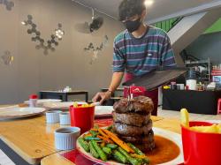 Smokey Steak Gunakan Teknik Infused Steak dengan Rempah Indonesia