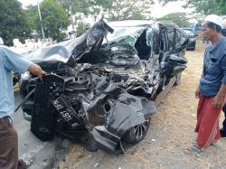 Hantam Truck Parkir, Toyota Avanza Veloz Remuk