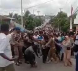 Miris, Seorang Mahasiswa Ini Babak Belur Dihajar Warga Hendak Demo saat Presiden Jokowi Melintas