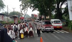 Antisipasi Kemacetan dan Bantu Anak Sekolah, Personel Polsek Mangkubumi Laksanakan Gatur Pagi