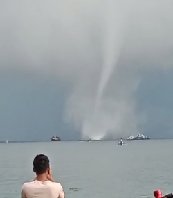 Fenomena Angin Taputar ( Waterspout ) Berbentuk Asap Tebal Gegerkan Warga Kota Sorong