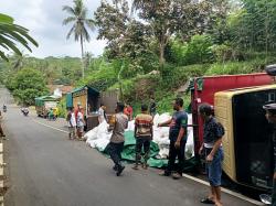 Diduga Tidak Kuat Nanjak, Truk Pengangkut Pakan Ternak Terguling di Purbalingga