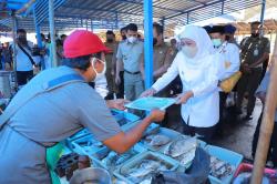 Gubernur Khofifah Salurkan Program Perlindungan Sosial di TPI Puger Jember