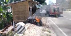 Satu Unit Motor Vespa di Limbangan Garut Terbakar, Pengendara Panik Hingga Terjatuh