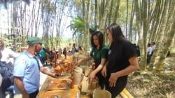 Pengganti Uang Tunai, Pengunjung Pasar di NTT Transaksi Pakai Koin Bambu