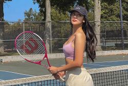 Gaya Sporty dan Seksi Anya Geraldine Saat Main Tenis