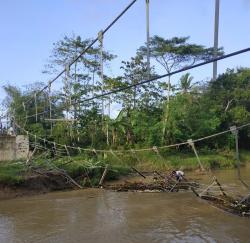 Tak Kunjung Ada Perbaikan Total, Jembatan Gantung di Cikeusik dan Lebak Ambruk Diterjang Banjir