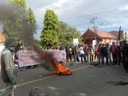 Buntut Viral Jenazah Ditandu, Massa Blokade Ruas Jalan Tuntut Kapus Mundur