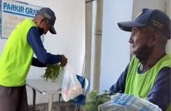 Kakek Tawarkan Sayur Dengan Menukarkan Mie Instan Didepan Minimarket, Netizen: Terharu Melihatnya