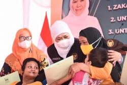 Gubernur Khofifah Salurkan Program Perlindungan Sosial di Kabupaten Sidoarjo