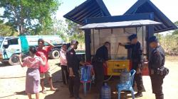 Kekeringan Ekstrem,  Brimobda NTT Bagi Ribuan Liter Air Steril dan Siap Konsumsi