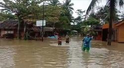 Hujan Deras, Sungai Cijalu Meluap Rendam Ruas Jalan Parigi Cigugur