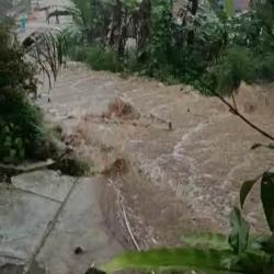 Jalan Menuju Curug Cipendok Banyumas Kembali Banjir, Diduga Akibat Luapan Embung