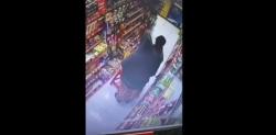 Seorang Pempuan di Makassar Ketahuan Mencuri di Minimarket dari CCTV