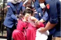 Wanita Emas DiJemput Paksa, Teriak Histeris saat Dibawa ke Mobil Tahanan