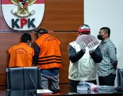 KPK Amankan Sejumlah Uang Dalam Boks Kamus Bahasa Inggris Diduga Uang Suap Pengurusan Perkara di MA