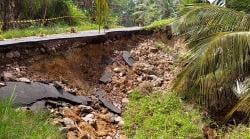 Diguyur Hujan Semalaman, Akses Jalan Menuju Obwis Pantai Karapyak Ambles