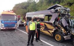 Tewaskan 5 Orang! Begini Kronologi Kecelakaan Maut Mobil Elf Tabrak Truk Fuso di Tol Bawen-Ungaran