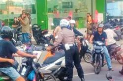 Turis Bule di Bali Nekat Rampas Mobil Milik Warga