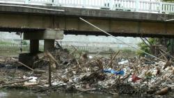 Pemkab Bekasi akan Pasang Jaring Besi untuk Menyaring Sampah di Sungai