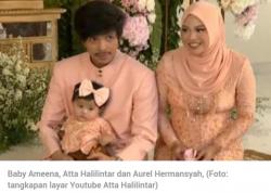 Atta Halilintar dan Aurel Hermansyah Gelar Acara Tedak Siten, Baby Ameena Anteng Banget!