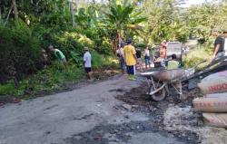 Sering Terjadi Kecelakaan, Warga Kendal Inisiatif Gotong-royong Perbaiki Jalan Rusak