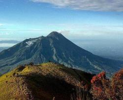Narasi Gunung Lawu Bakal Erupsi Besar Viral di Medsos, Badan Geologi: Tidak Benar, Hoaks!