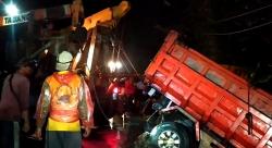 Diduga Jalan Licin Sebuah Dumtruk Masuk Jurang Sedalam 50 Meter, Sopir Tewas di Tempat