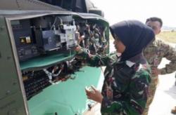 Simak Kisah Sertu Nur Hayyu Safitri, Perempuan RI Pertama Jadi Teknisi Helikopter Apache