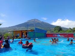 Obyek wisata  Kolam Renang Tirto Wening, Berenang Sambil Melihat View Pemandangan Sindoro Sumbing