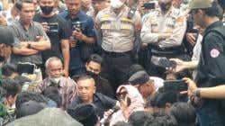 Demo Kenaikan BBM, Aliansi NTB Menggugat Gedor Gedung Udayana akhirnya Ditemui Ketua DPRD NTB