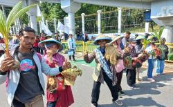 Sambil Bawa Hasil Bumi, Para Petani Unjuk Rasa di Depan Gedung DPR