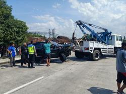 Kaget Tak Sempat Injak Rem, Sebuah Truk Seruduk Minibus hingga Terjun ke Sungai di Pantura Kendal