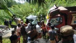 Dump Truk vs Pikap Adu Kambing di Jalan Raya Simpang Rimba, 2 Orang Alami Patah Kaki 