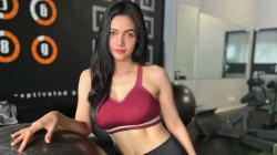 Hot ! Kartika Berliana Pakai Sport Bra Merah,  Pamer Perut Berotot