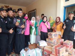 Pengurus Fatayat dan MWC NU Garut Selatan Gelar Baksos Peduli Banjir di Pameungpeuk